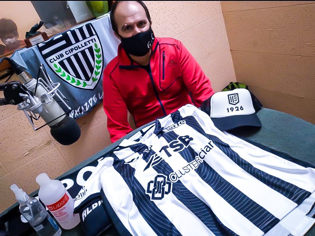 SAlbinegro's tweet photo. Rafa Centurión, ex Albinegro, nos mostró la nueva camiseta con la que @ClubCipolletti enfrentará a @Olimpo_Oficial por la 1er Fecha del #FederalA Rafa y Juani Scopel son los encargados de diseñar y realizar toda la indumentaria del Albinegro con la marca #1926 🏳️🏴🏳️ #VamosCipo https://t.co/YzmAWqVvAz