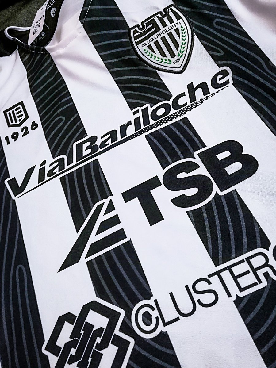 SAlbinegro's tweet photo. Rafa Centurión, ex Albinegro, nos mostró la nueva camiseta con la que @ClubCipolletti enfrentará a @Olimpo_Oficial por la 1er Fecha del #FederalA Rafa y Juani Scopel son los encargados de diseñar y realizar toda la indumentaria del Albinegro con la marca #1926 🏳️🏴🏳️ #VamosCipo https://t.co/YzmAWqVvAz