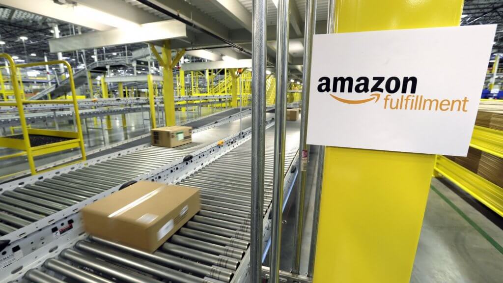 фулфилмент центр. амазон завод в сша. фулфилмент центр. Amazon seffner fl. продукция компании амазон.
