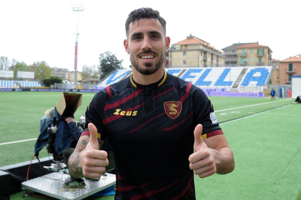 gennarotutino33's tweet photo. Chiedimi se siamo felici! Una vittoria per continuare nel nostro sogno 🇱🇻 #forzasalernitana https://t.co/e8s6Dj4khQ