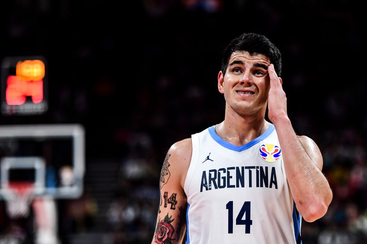 Relojde24's tweet photo. Tortuga a @OKCThunder: @gabriel_deck pegó el salto a la @NBA. Todo lo que debemos saber acerca de la llegada del segundo argentino. El primero que lo contó fue @Chemadelucas, nuestro invitado al #R24Pod 🎧
Spotify: https://t.co/vQg2WKjL91
Apple: https://t.co/Z3SSxFePAa https://t.co/B8U9jbbpA5