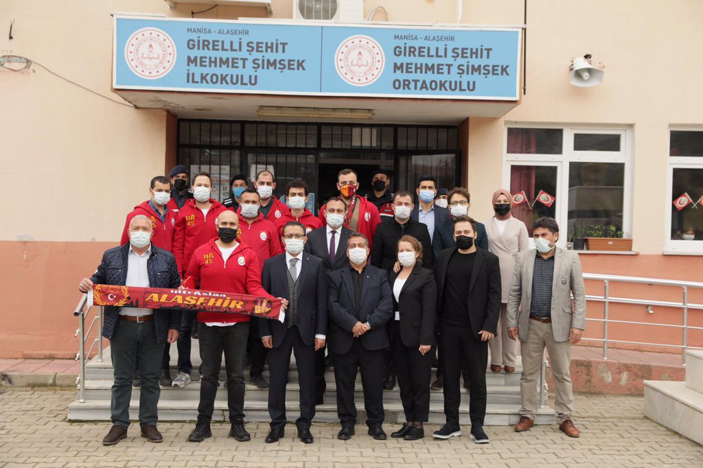 uAYurtici's tweet photo. Türk Polis Teşkilatı’nın 176.kuruluş yıldönümü vesilesiyle,Şehit Polisimiz Onur Ramazan Bayram’ın ismini yaşatmak ve geleceğimizin parlak kardeşlerimizin eğitimlerine katkıda bulunmak için ultrAslan Alaşehir temsilcimiz “Şehit Onur Ramazan Bayram Kütüphanesi” oluşturdu.#uAYurtiçi https://t.co/Wp3Nz2Yvcc