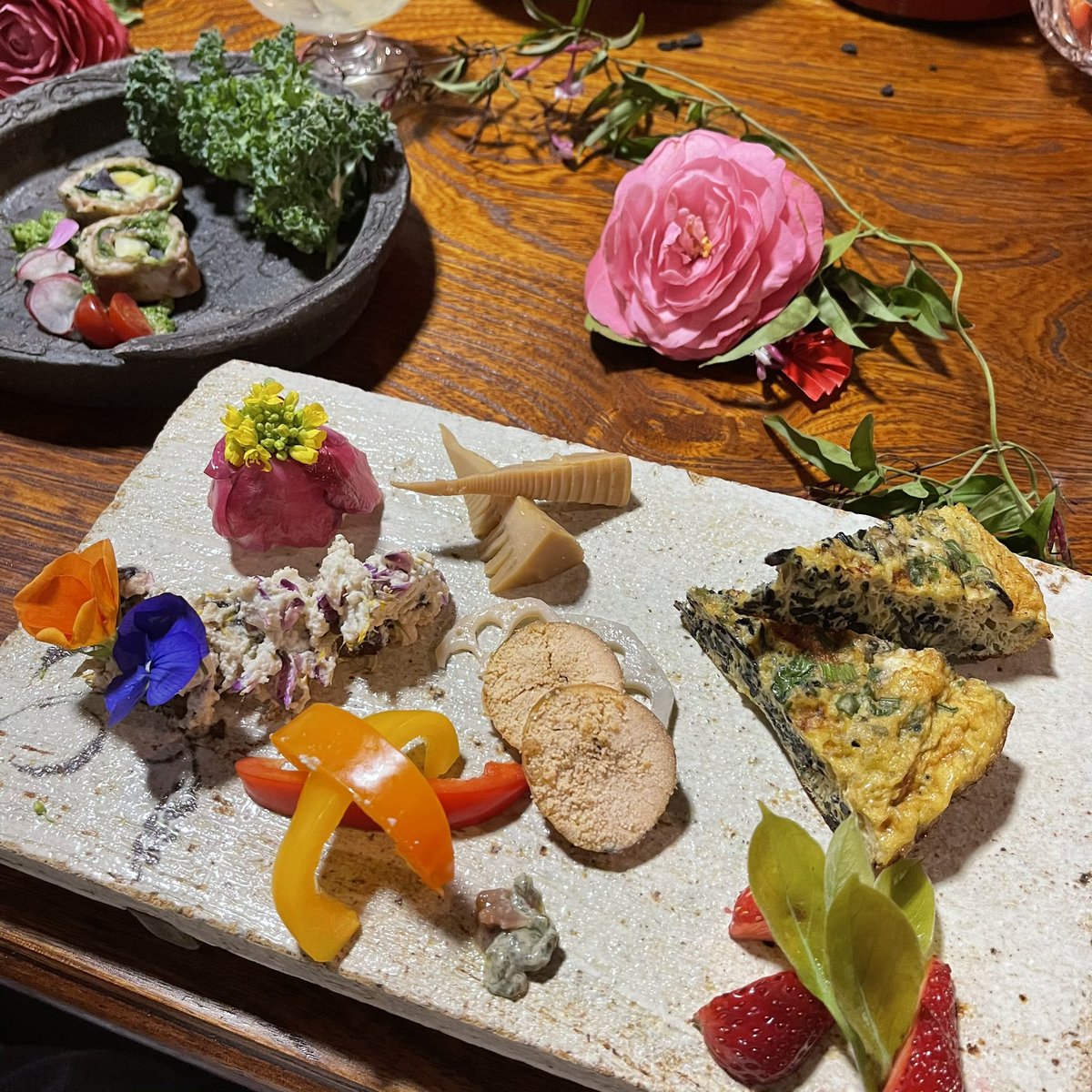 kaoru890605's tweet photo. 春の味覚を調理する。というテーマで
食べれる&amp;美味しい野草を採集し
皆で調理。その後はそれぞれ自分好みな盛り付け。
野草ってこんなに映えるの？と
驚きの連続でした！
自然と共に生きる、生命力、自給力
移住してきてから確実にアップしている✌️

#ヤマナアカデミー
#自給自足
#サバイバル了解 https://t.co/8O8Ha30dsW