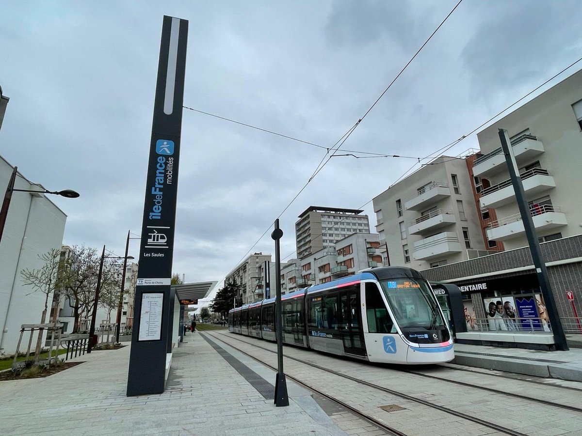 vpecresse's tweet photo. Ça y est il roule! 1er voyage dans le #TramwayT9 :35 min gagnées pour faire Paris/Orly! La ligne de bus la + chargée d’IledeFrance remplacée par des rames confortables, vidéoprotégées. Une petite révolution pour le Val-de-Marne. Bravo ⁦@IDFmobilites⁩ &amp; ⁦@groupekeolis⁩ https://t.co/Sdc4DVPRgB