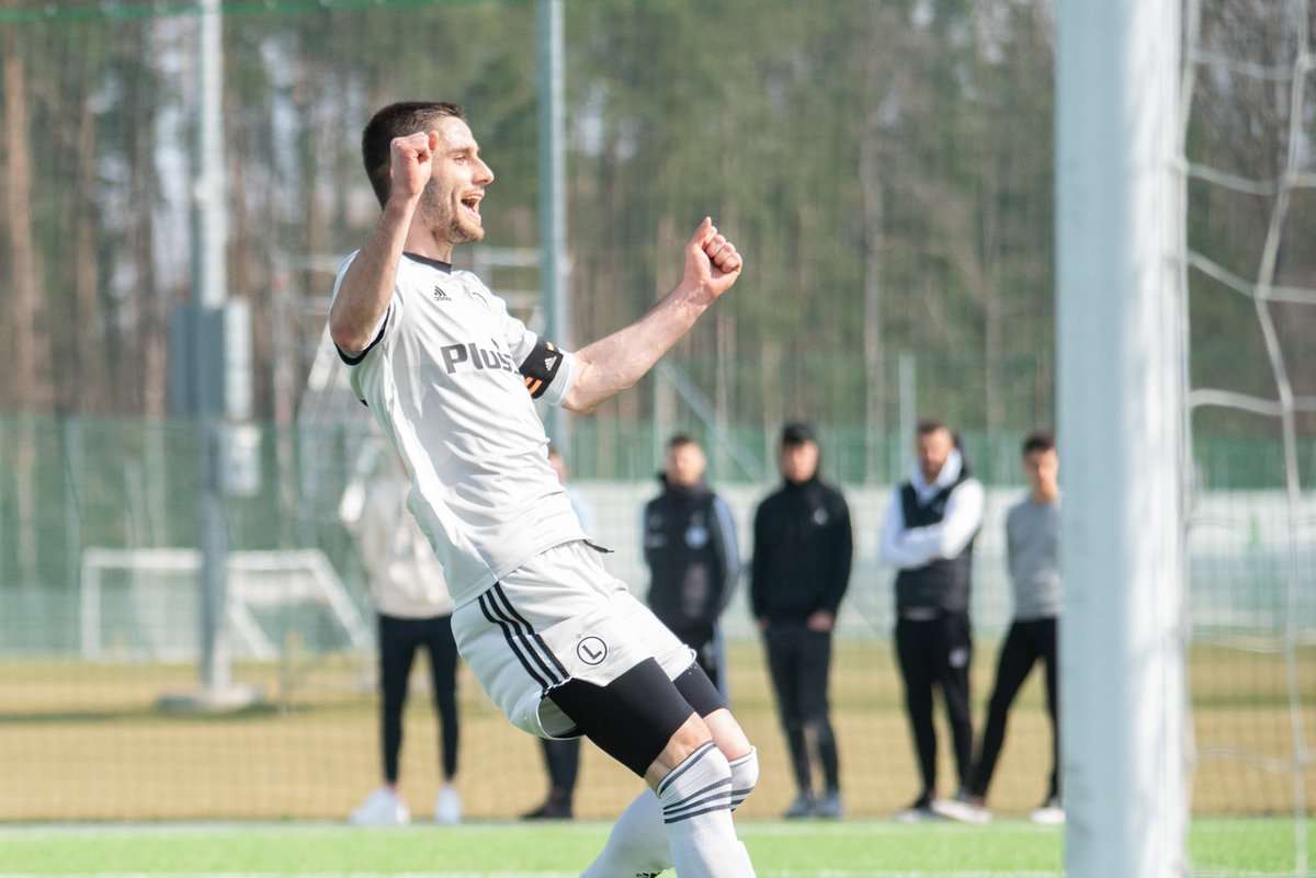 Akademia_Legii's tweet photo. ⚽️ #AkademiaGra! W spotkaniu 23. kolejki #3Liga (grupa I) drużyna rezerw @LegiaWarszawa pokonała w #LTC Znicza Biała Piska 3:1 (1:0) 💥

Bramki:
Damian Warchoł 42' i 71'
Szymon Włodarczyk 48'
rywal 90+2'

📸 @AleksandraWor https://t.co/NmkDMTF1en