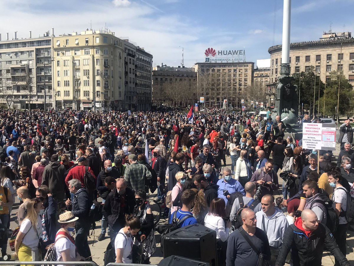 VALERIEinNYT's tweet photo. Thousands gathering in Belgrade for a protest against what activists say is a looming “ecocalypse” if the Serbian government continues to grant permission to large foreign companies for environmentally damaging projects, incl a new LingLong tyre factory & a planned RioTinto mine. https://t.co/5sqEIREPf8