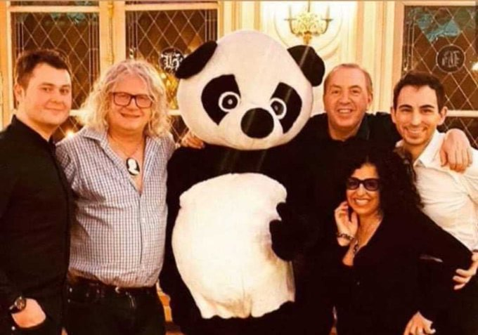 HistoireSecrete's tweet image. #Pandagate #chalencongate 
🐼💬 C'est pas Franck Louvrier il rentre pas dans le costume  (on a vérifié) !! Il a du abuser des resto clandestins ces derniers temps ...