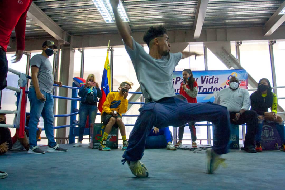 vargas_mimou's tweet photo. Hemos cumplido la instrucción de nuestro presidente @NicolasMaduro, le hemos cumplido a la juventud, ustedes podrán continuar formando nuevos artistas, nuevos talentos. 
 Continúen avanzando muchachos! #TropaPazYVida #LuchaContraLaCovid19 https://t.co/SqpfGoubxh