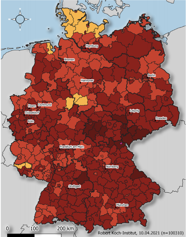 OlafGersemann's tweet photo. What a difference two months make...

AM 10. FEBRUAR erklärte die MPK die 35er-Inzidenz zum Maßstab für weitere Öffnungen. Damals lagen 46 der 412 Stadt- und Landkreise in 🇩🇪 unter diesem Wert (s. RKI-Karte links).

AM 10. APRIL liegen noch 7 Kreise bei unter 35 (rechts).

@welt https://t.co/1TENIuPm4y