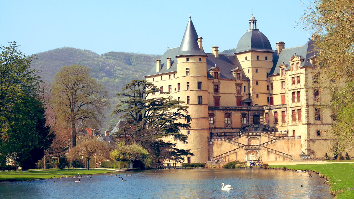 Au château #isere #iseretourisme #vizille #iserephotographie #alpesishere #chateaudevizille #patrimoine #patrimoinefrancais #monument #auvergnerhonealpes #alpes #alpesfrancaises #frenchalps #chateauxfrancais #castle #chateauxdefrance #architecture #architecturephotography