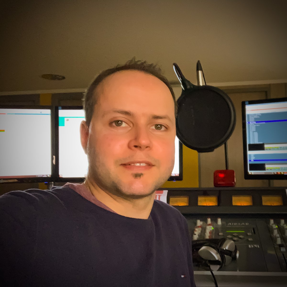 Deejay_Roy's tweet photo. Hasta las 21 contigo en @NovaHit_ SiRadio sintonízanos en la FM o https://t.co/sfuMRqK166 https://t.co/29kjFrtRLn