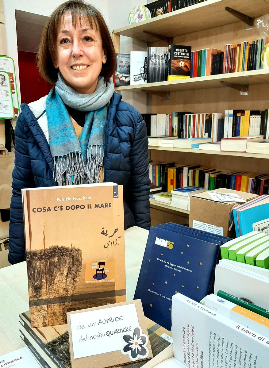Patrizia Fiocchetti "autrice di quartiere" da <a href="/BookstorieRoma/">Bookstorie Libreria</a>, libreria a Montesacro (Roma), con il romanzo "Cosa c'è dopo il mare", con protagoniste donne profughe siriane e iraniane, e il mémoire "Variazioni di Luna - Donne combattenti in Iran, Kurdistan, Afghanistan".