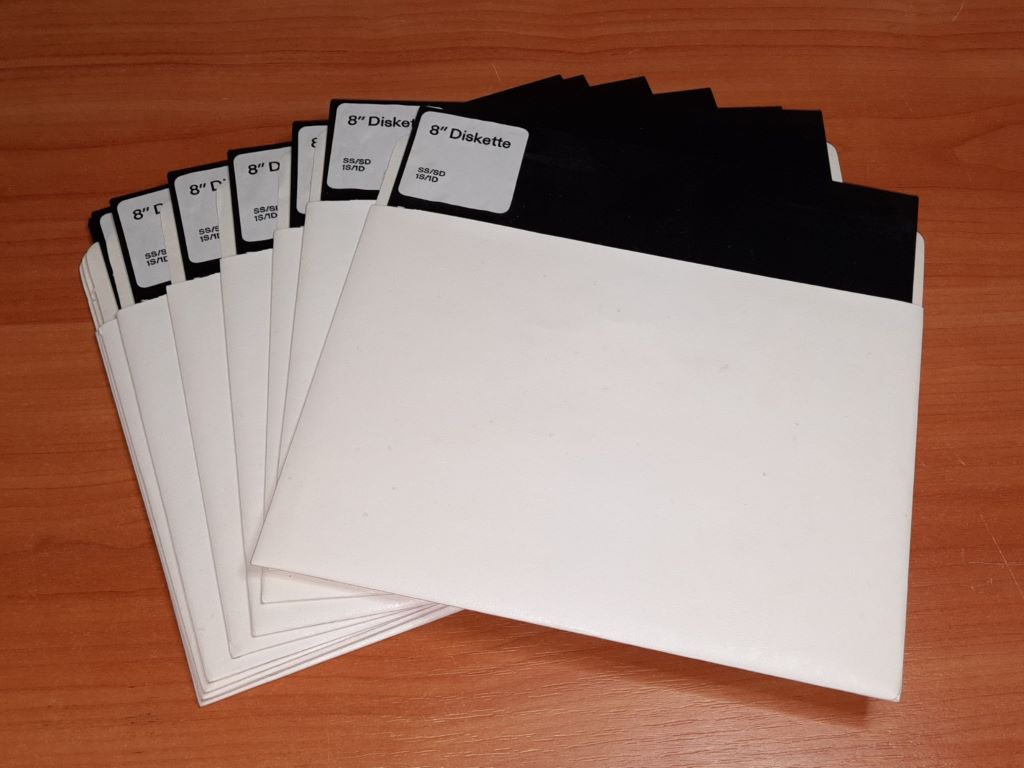 Sagadijās gadijums un 8" disketes ir atradušas arī datorvēstures plauktu.
Vel tikai jāsaved kārtībā ar ko nolasīt/ierakstīt šo "Flinstonu" izmēru datu nesēju. 
Paklanamies <a href="/Kodolskiltava/">Kodolšķiltava.</a> par izpalīdzēšanu.