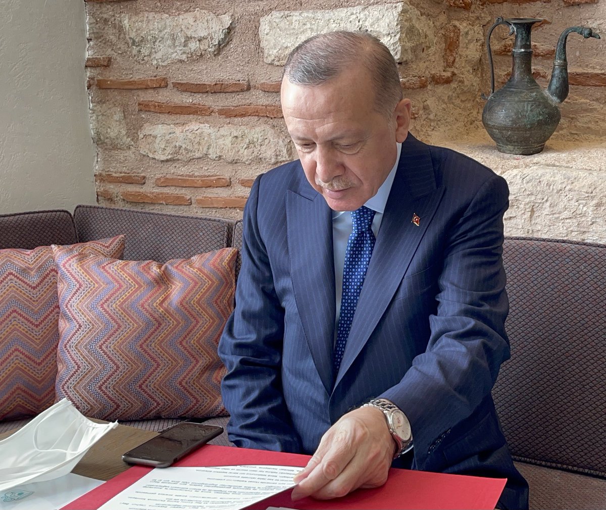 Bu millete hizmet yolunda varını yoğunu ortaya koyan, dur durak bilmeden, gece gündüz demeden çalışan bu güzel insanı, liderimizin 
#GayretineŞahidizErdoğan