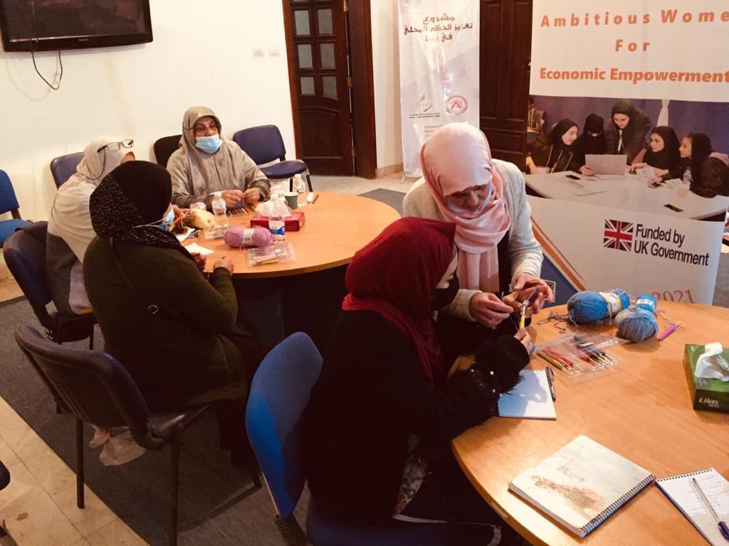 WyefLy's tweet photo. #مشروع_المرأة_الطموحة ،
#مبادرات_بين_الجائحة_والنزاعات ،
اجواء اكثر حماس و تفاعل بين متدربات والخبيرة لليوم الرابع  على التوالي  
الاثنين  الموافق 5 أبريل    2021  
 #منتدي_تمكين_المرأة_والشباب بطرابلس https://t.co/HRCIbgRI2s