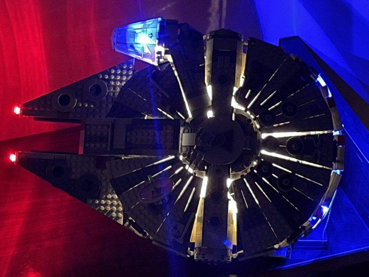 itorres1973's tweet photo. Gracias a mi amigo @guilifoog ya puedo disfrutar de uno de mis regalos de cumpleaños. Mi Halcón Milenario ya tiene luces para viajar por el Interespacio. Cosas de niños que yo disfruto como uno más. #legostarwar https://t.co/D9CCk51B6t