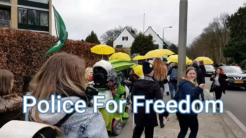 Policeforfreedom - Baarn - 10 04 2021 #Policeforfreedom #coronamaatregelen #Baarn Super gave dag vandaag bij Police For Freedom in Baarn Start van de Mars bij Kasteel Groeneveld wandeling richting centrum. Politie heeft vandaag ons gefaciliteerd. en de d....