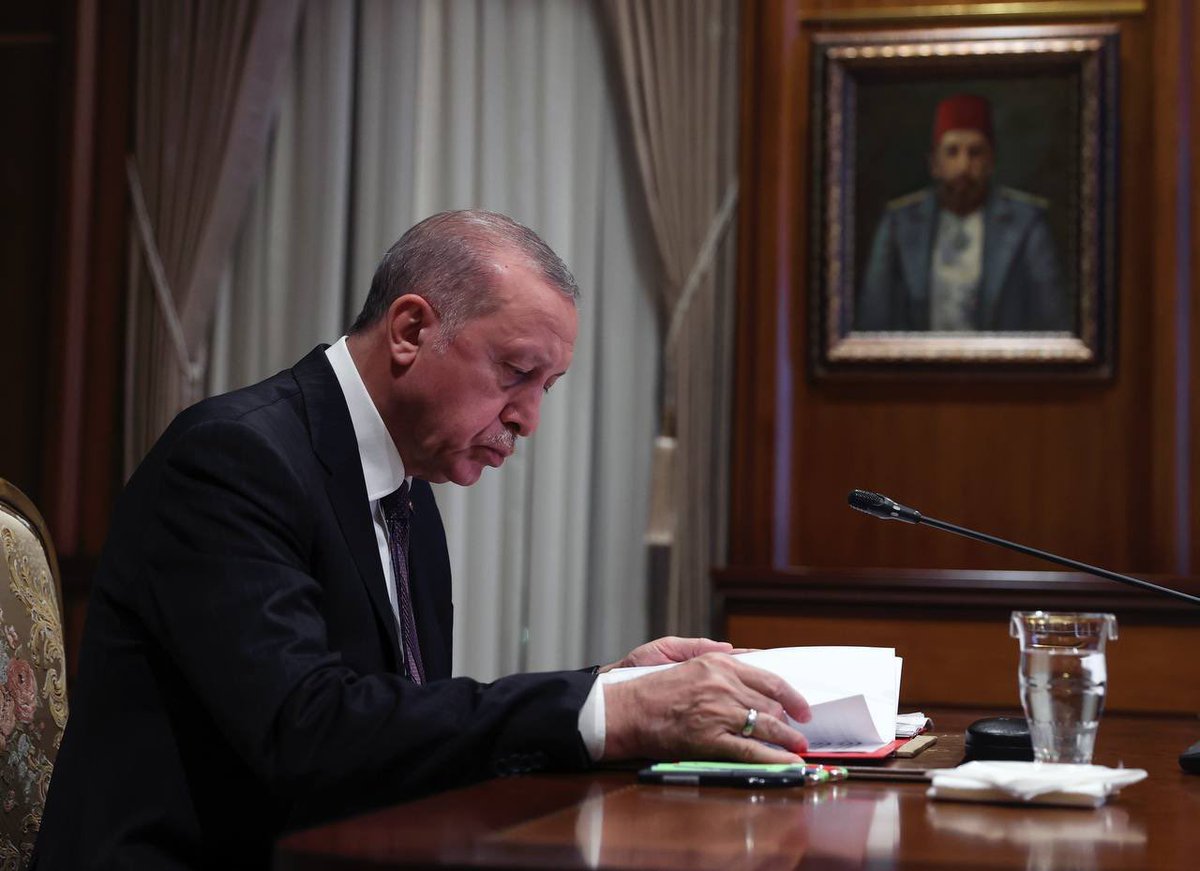 Gece gündüz demeden Ülkemiz, Milletimiz ve Dünyadaki mazlumlar için hiç yorulmadan çalışma  #GayretineŞahidizErdoğan