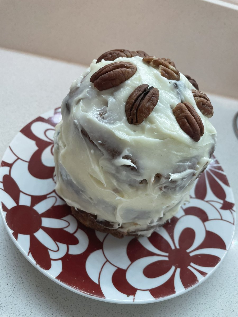 RJDaddow's tweet photo. Goodbye to my last remaining hopes of a waistline... I’ve just discovered how easy it is to make a cream-cheese frosted #HummingBird cake 🤤🤤🤤🤤🤤 #ImInHeaven #MiniVersion #SorryNotSorry https://t.co/IggJBpIuXv