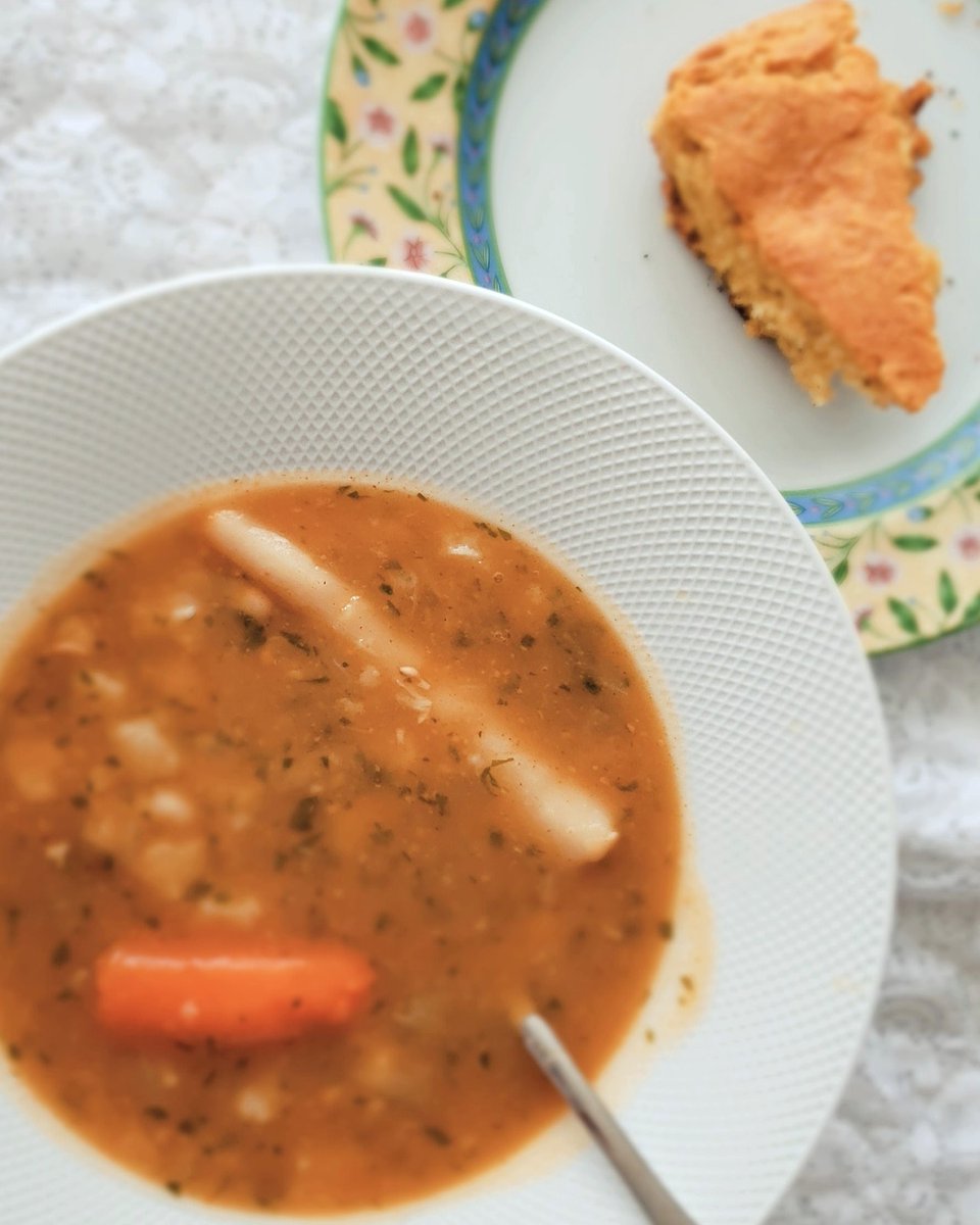 Piroska_Bata's tweet photo. Traditional Bean soup (with handmade tiny pasta ) from Bácska with Cornbread. Staple food every Saturday.
Bab Leves csipetkével és Kukorica kenyérrel, Bácskábol.. Kanadában.
#traditionalcooking #hungariancooking #beansoup #bableves #cornbread #kukoricakenyér #bácska #csipetke https://t.co/dk0U7e34Ku