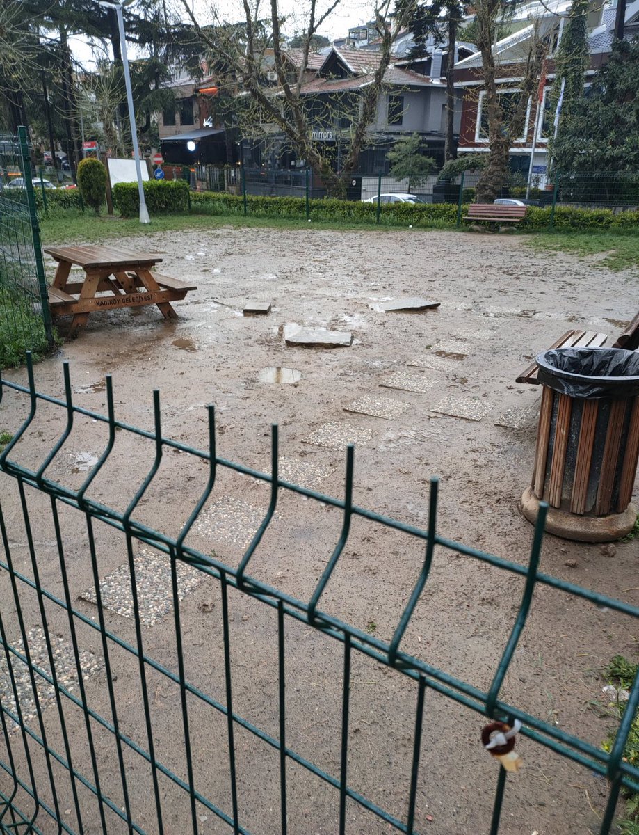 Sevgili <a href="/kadikoybelediye/">Kadıköy Belediyesi</a> lütfen koşuyolu parkındaki bu alanla artık ilgilenin! Muhitimizde çok fazla köpek sahibi insan yaşıyor ve yavruları gezdirecek alan bulamıyoruz. Yağmur yağdığı an çamura dönen bu zemine girmek mümkün değil. Lütfen artık biri ilgilensin  #kadikoy #kosuyolu