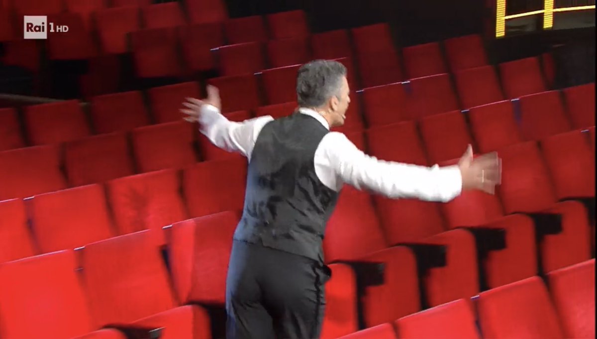 comeringostarr's tweet photo. Arisa che parlava a Sanremo alle persone che chiedevano di Raffaele:
#Amici20 https://t.co/dtyhWNDmm7