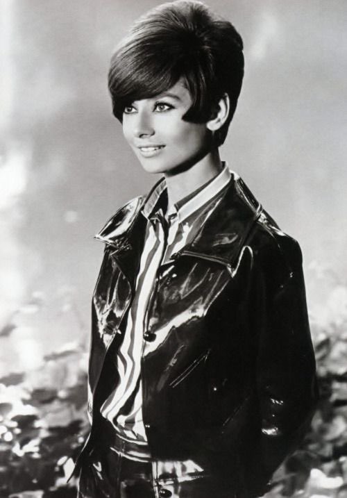 thecarouseruk's tweet photo. How to style a PVC coat in the Sixties: https://t.co/A8xPcDqNNs