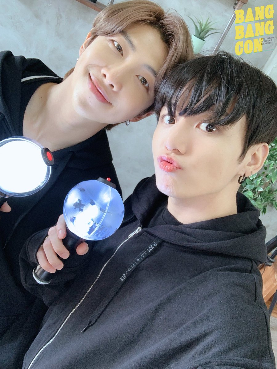 glossminie_'s tweet photo. 🔴⚪//[TRADUCCIÓN]🌟
19/04/2020

🔍BangBangCon🔎

BangBangCon por dos días~! ¿Disfrutaste verlo? Todas las ARMYs que estuvieron agitando sus AB en sus cuartos, ¡Gracias!💜

#BANGBANCON #BangtanConcertinyourroom #StayATHomeConcert #방방곡곡방방콘 #StayConnected @BTS_twt

Choi_bts2 https://t.co/7Sm8Waj0sN