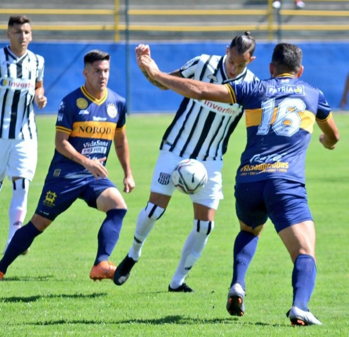 Csantanimedia's tweet photo. 📷 #POSTALESDELPARTIDO
Spvo. Trinidense 1 🆚️ #SANTANI 1
#vamossantani #vamosalbinegra https://t.co/BVqsQ6bVeG