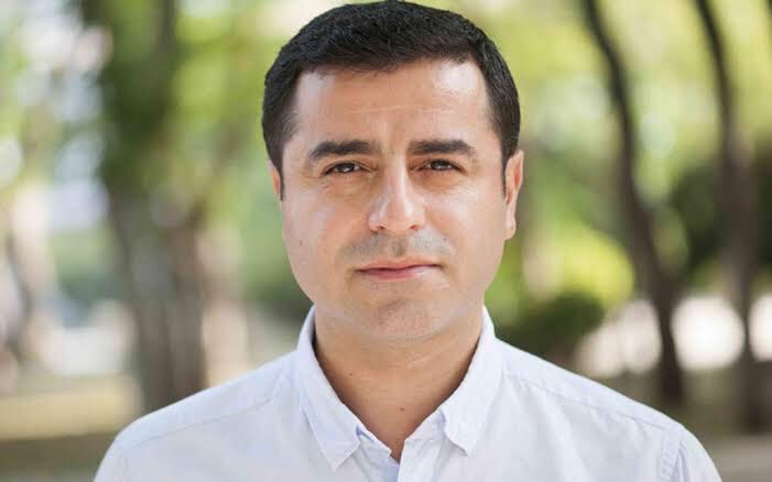 CheCiyager's tweet photo. İki güzel ve yürekli insan 
iyiki doğdunuz...
Rojbûna we pîroz be💐🎂

#SelahattinDemirtas
#MetinGöktepe https://t.co/bWra2dxyjw