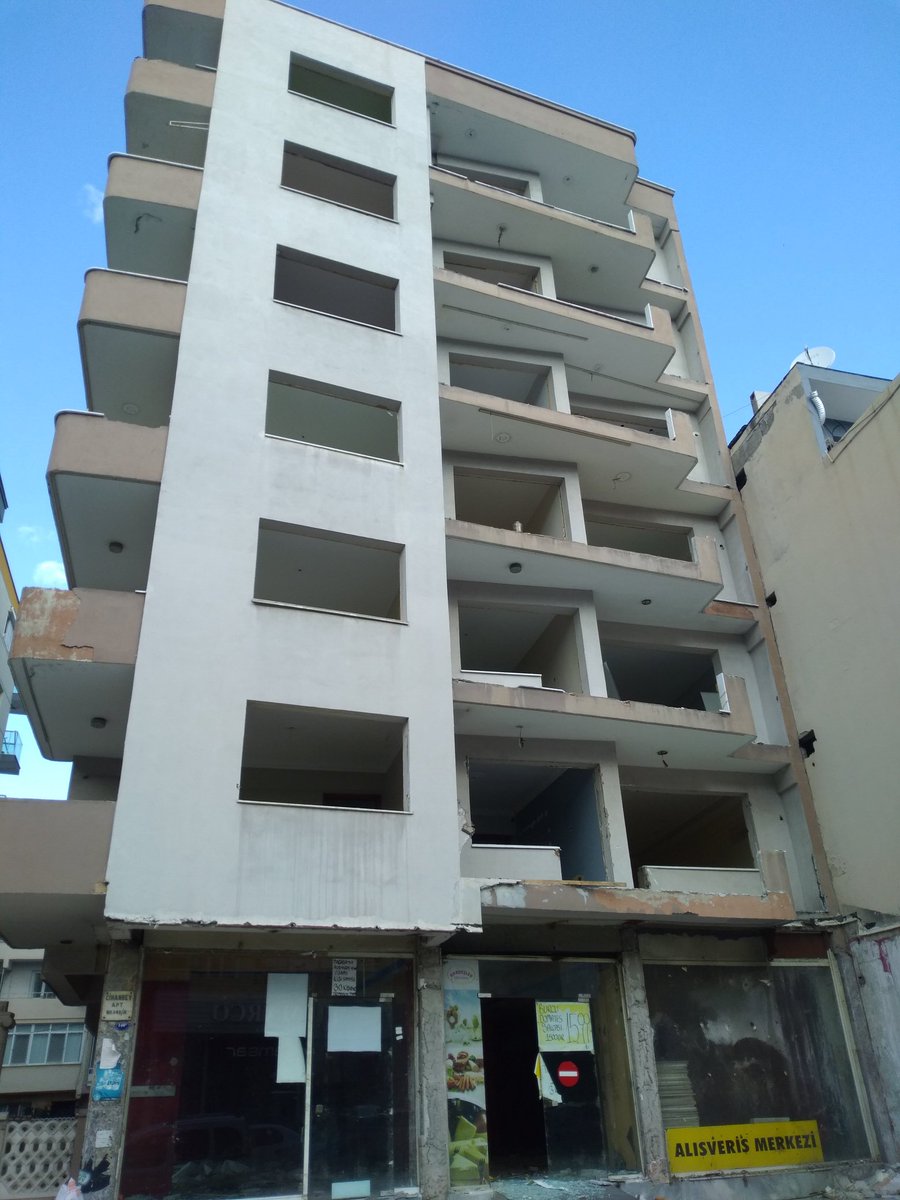 MuratCBN24's tweet photo. #halboyleyken İzmir depremzedeleri kredi mağduru. Ödeme gücümüz, ancak 0.30 faiz oranlı, iki yıl ödemesiz, 20 yıl vadeli, 350.000 TL krediye uygun. Yoksa, rantçılara yem olacağız.
@FOXhaber 
@izdeda @gulbintosun @FOXhaber https://t.co/RN3azTil8A
