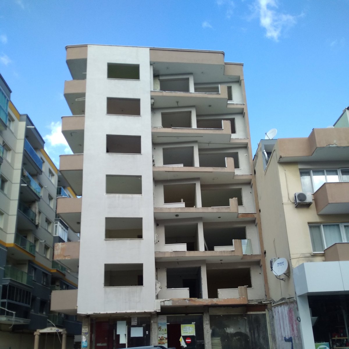 MuratCBN24's tweet photo. #halboyleyken İzmir depremzedeleri kredi mağduru. Ödeme gücümüz, ancak 0.30 faiz oranlı, iki yıl ödemesiz, 20 yıl vadeli, 350.000 TL krediye uygun. Yoksa, rantçılara yem olacağız.
@FOXhaber 
@izdeda @gulbintosun @FOXhaber https://t.co/RN3azTil8A