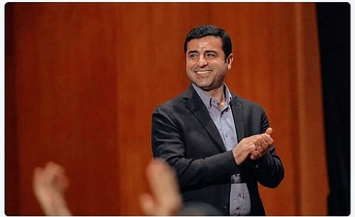CheCiyager's tweet photo. Herkese selam sana hasret🌹
İyiki doğdun gülüşü bahar getiren.. #SelahattinDemirtas 
@hdpdemirtas https://t.co/Ge1cqNWegN
