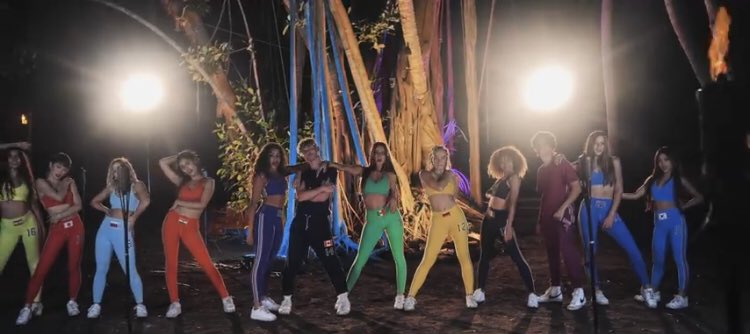 stnudirectix's tweet image. Isso aqui tá incrível, a coreografia, o cenário, a iluminação, um visual de mv diferente dos outros, ficou a coisa mais linda 
youtu.be/hrIFJ-Ka-sc
#NowUnitedFiesta