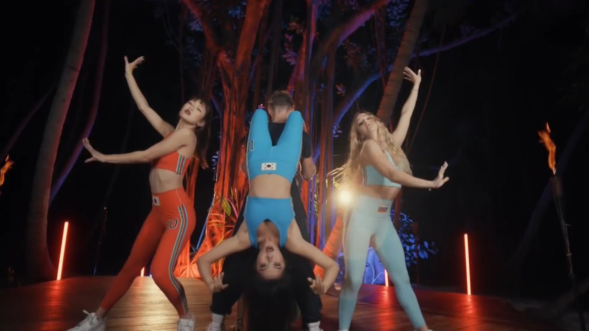 stnudirectix's tweet image. Isso aqui tá incrível, a coreografia, o cenário, a iluminação, um visual de mv diferente dos outros, ficou a coisa mais linda 
youtu.be/hrIFJ-Ka-sc
#NowUnitedFiesta