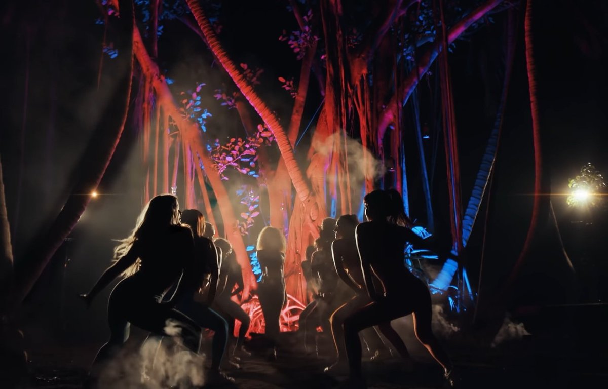 stnudirectix's tweet image. Isso aqui tá incrível, a coreografia, o cenário, a iluminação, um visual de mv diferente dos outros, ficou a coisa mais linda 
youtu.be/hrIFJ-Ka-sc
#NowUnitedFiesta