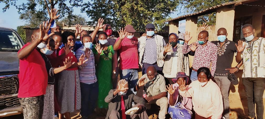 CCCZimbabwe's tweet photo. President @nelsonchamisa sent a team of leaders led by SG @hwendec for a solidarity visit to Mako's family in Buka, Masvingo. The team briefed them on his welfare &amp; legal plan before joining them in the fields.The family is resolute &amp; supports Mako's quest for a free Zimbabwe. https://t.co/LJlIjIidD4