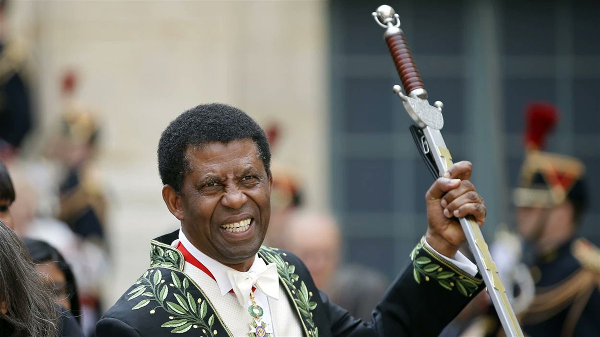 Celle de Dany Laferrière a été faite en Haïti dans des conditions difficiles. L'auteur a insisté pour qu'elle soit le plus simple possible. Elle est gravée du symbole d'un dieu vaudou, Legba, qui est le dieu permettant de passer du monde du visible au monde de l'invisible.