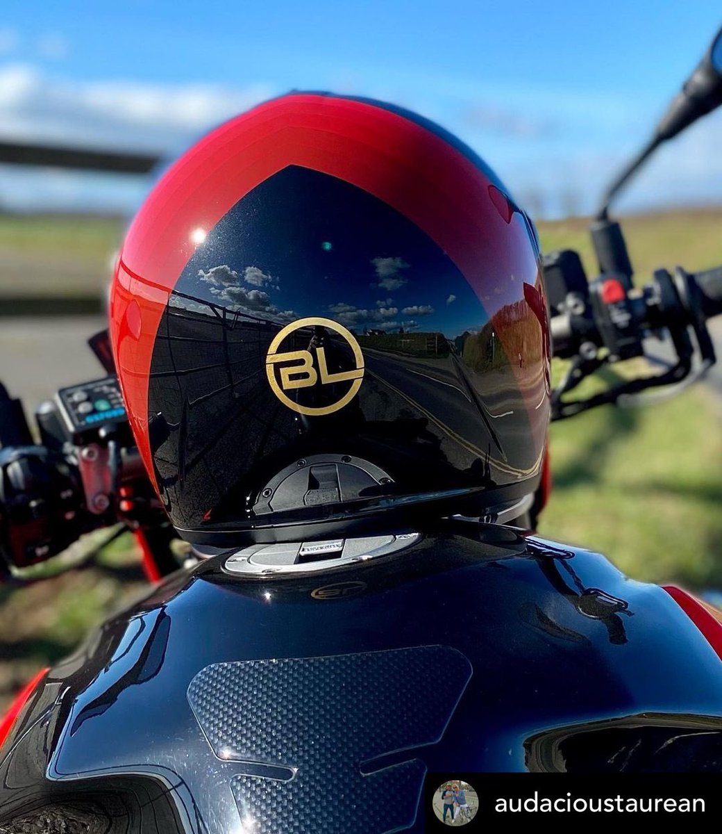 blacklinecc's tweet photo. This custom helmet we completed last month has since been turning heads! What do you think? #blacklinecc #customhelmet #motorcyclehelmet #paint #sharkhelmet #biker #helmet @AndyPa72 https://t.co/cCcalIdycC
