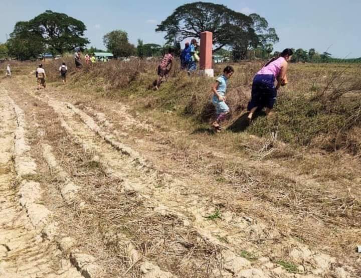 DavidKZ17's tweet photo. Many unarmed civilians have been running away from their houses because of Myanmar Military Junta's brutal massacres which started since yesterday 9.4.2021! Abducted civilians have been sentenced to death! So far, 82 protesters were killed!
#WeNeedR2PInMyanmarImmediately https://t.co/VXZXGYuGQi