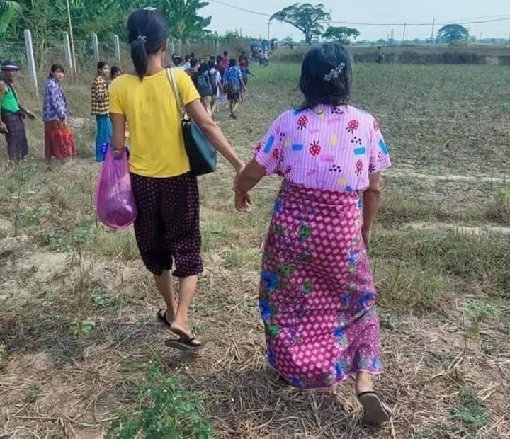 DavidKZ17's tweet photo. Many unarmed civilians have been running away from their houses because of Myanmar Military Junta's brutal massacres which started since yesterday 9.4.2021! Abducted civilians have been sentenced to death! So far, 82 protesters were killed!
#WeNeedR2PInMyanmarImmediately https://t.co/VXZXGYuGQi