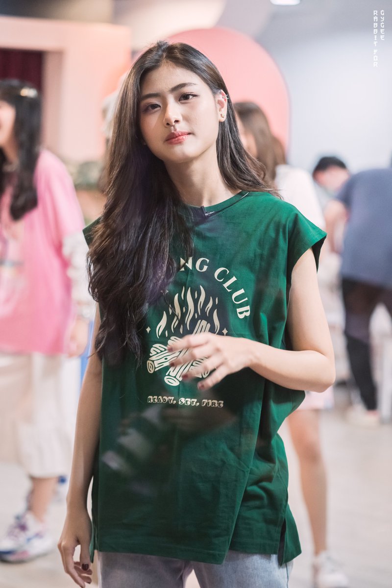rabnaja48's tweet photo. @gygeexrabbit For one so small,
You seem so strong
My arms will hold you,
Keep you safe and warm
อยู่ตรงนี้เสมอนะ 💚
#GygeeBNK48
#BNK48
#Rabbit48 https://t.co/oemiRJf5Px