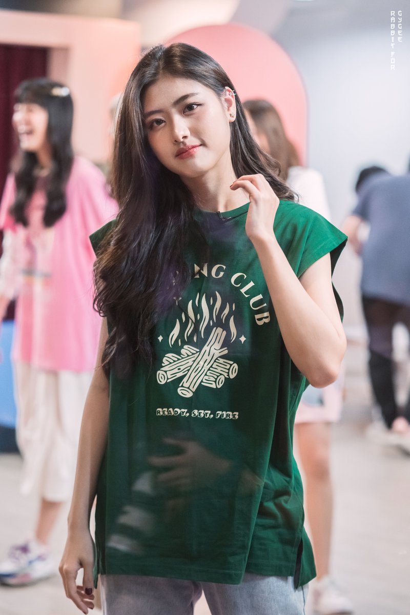 rabnaja48's tweet photo. @gygeexrabbit For one so small,
You seem so strong
My arms will hold you,
Keep you safe and warm
อยู่ตรงนี้เสมอนะ 💚
#GygeeBNK48
#BNK48
#Rabbit48 https://t.co/oemiRJf5Px