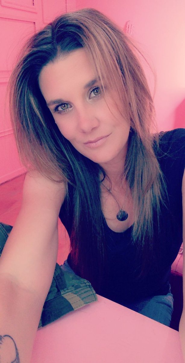 MsAllisonX's tweet photo. #selfiesaturday 

... the one and only time I've been compatico with the color pink. https://t.co/vJN4Pn2TVv