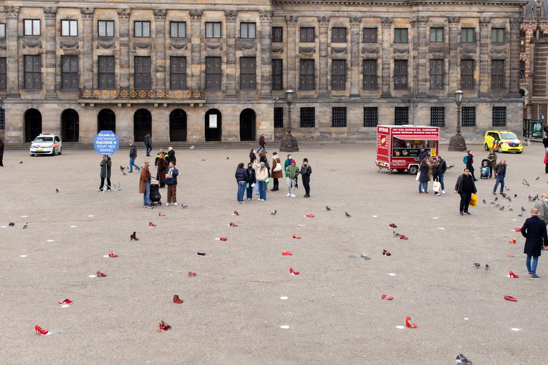 Wij staan hier bij 70 afgebroken levens

Hun schoenen op de dam

Niet voor de armen maar de generaties na ons

Om te leven, lopen, lachen, zingen, liefhebben, dansen

Vul deze schoenen

Met leven en hoop in veiligheid en gelijkwaardigheid.

#rodehakken #femicide
