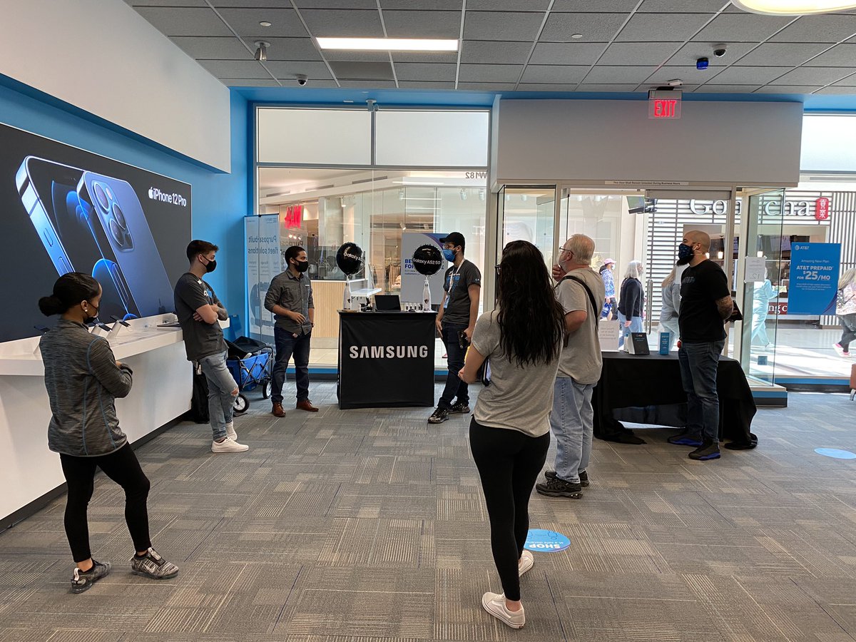 Learning about the #a52 with Josward from <a href="/SamsungMobileUS/">Samsung Mobile US</a> <a href="/cala_anita/">Anita Arden Cala @Samsung</a>