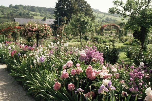 sophrisyne's tweet photo. thinking about Monet’s house in Giverny https://t.co/7GBVDhXebC