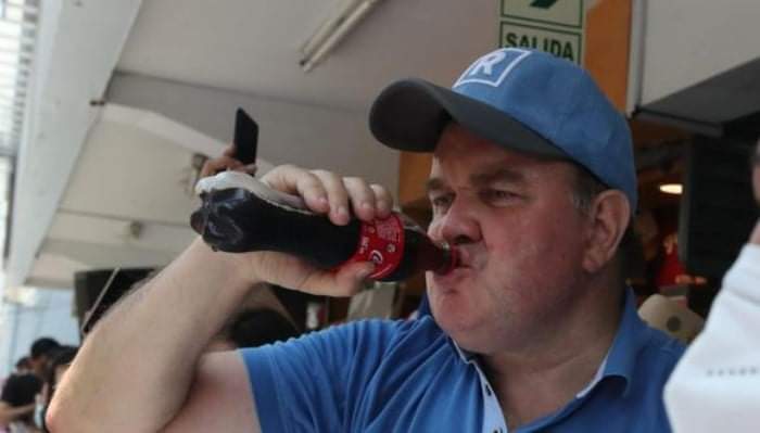 ramosaurius's tweet photo. Suave @rlopezaliaga1 es coca cola, o ya la estás haciendo con ron? Recuerda que empezó la ley seca, pero a ti qué chuch te importa, luego pides disculpas, disculpas, está bien, disculpas 😂 @salvajedigital @JEESxorcismo @lucamen9 https://t.co/Z9J4eTXsU3