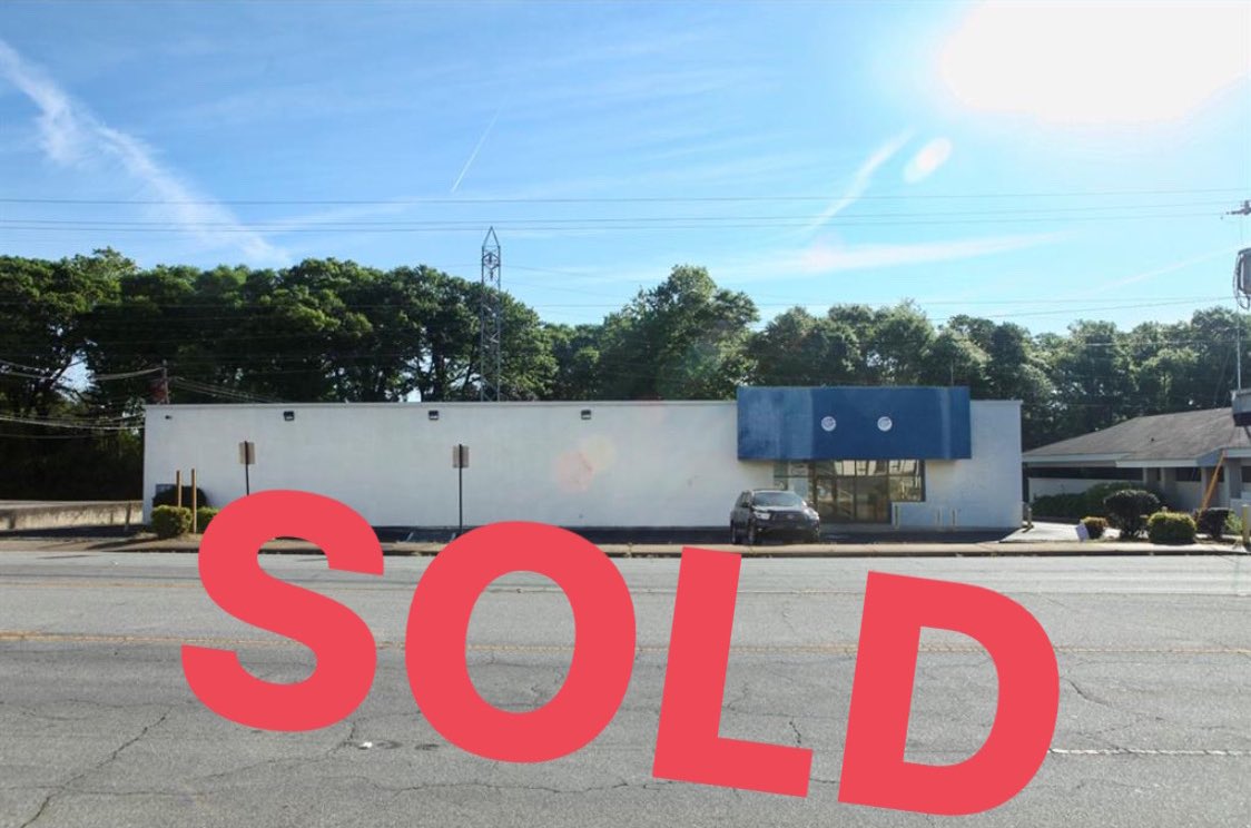 McCoyWright's tweet photo. Another one!  Congratulations @JohnWrightJr on closing 1214 N. Fant Street!!  If you’re looking to buy, sell, or lease commercial real estate we would love to help you!!  #CRE #Office #AndersonSC #4thGeneration #FamilyBusiness https://t.co/25K6iNNEx3