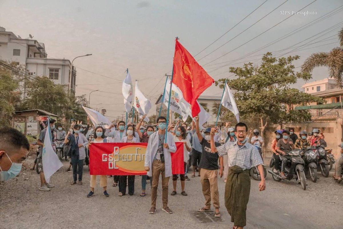 SweZinWin87's tweet photo. Twilight Strike of Medical Family in Mandalay. Despite Junta’s brutal crackdowns, unlawful abductions and massacre, people keep marching on the streets to protest against military dictatorship.
ELECTED CRPH
#Apr10Coup
#WhatsHappeningInMyanmar https://t.co/uf4egPsjWS